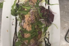 Ensalada de ventresca con tomate raf, rúcula, brotes de alfalfa y vinagre de Módena