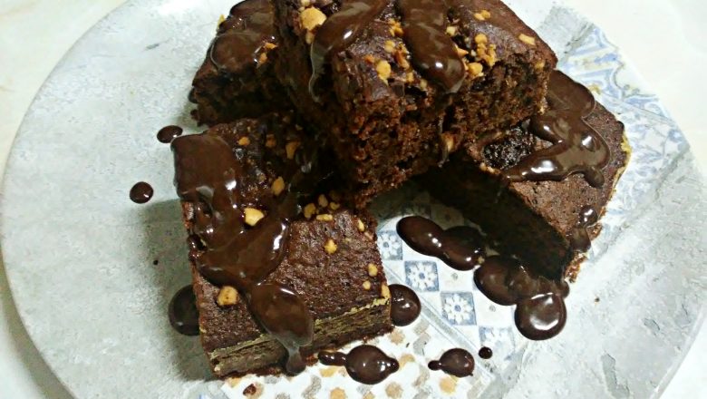 BROWNIE CASERO CON CACAHUETES TOSTADOS
