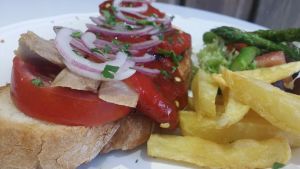 Tosta de ventresca con pimientos rojos asados al carbón, cebolla roja y tomate Raf - Autor: José Torres Tosta de ventresca con pimientos rojos asados al carbón, cebolla roja y tomate Raf