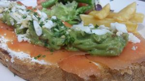 Tosta de salmón con crema de queso, guacamole, y mimosa de huevo - Autor: José Torres Tosta de salmón