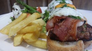 Tosta de pollo al carbón con tiras de bacón ahumado y huevo frito – Autor: José Torres Tosta de pollo al carbón con tiras de bacón ahumado y huevo frito