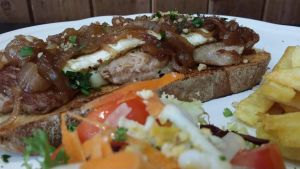 Tosta de solomillo de cerdo iberico con queso brie, cebolla caramelizada y crujiente de nueces - Autor: José Torres Tosta de solomillo de cerdo iberico con queso brie, cebolla caramelizada y crujiente de nueces