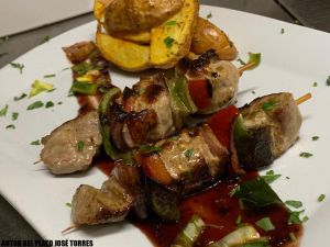 Brochetas de solomillo ibérico con reducción de vino tinto y ciruelas - Autor: José Torres - Restaurante La Casona Brochetas de solomillo ibérico con reducción de vino tinto y ciruelas