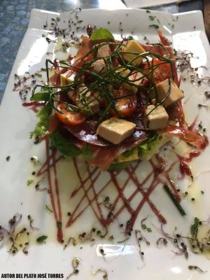 Ensalada de aguacates con jamón iberico, taquitos de mus de foie, aceite de trufas y crujiente de cebollino- Autor: José Torres - Restaurante El Alcázar Ensalada de aguacates con jamón iberico, taquitos de mus de foie, aceite de trufas y crujiente de cebollino