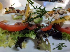Ensalada de queso fresco, con tomate raf, aguacates, mango, salsa de yogurt y frutos secos – Autor: José Torres – Restaurante El Alcázar Ensalada de queso fresco, con tomate raf, aguacates, mango, salsa de yogurt y frutos secos