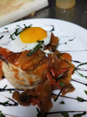 Pisto de langostinos y cangrejo sobre hojaldre con huevo de codorniz y crujiente de cebollino – Autor: José Torres – Restaurante El Alcázar Pisto de langostinos y cangrejo sobre hojaldre con huevo de codorniz y crujiente de cebollino