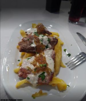 Secreto iberico con salsa roquefort y cebolla confitada - Autor: José Torres - Restaurante El Alcázar Secreto iberico con salsa roquefort y cebolla confitada
